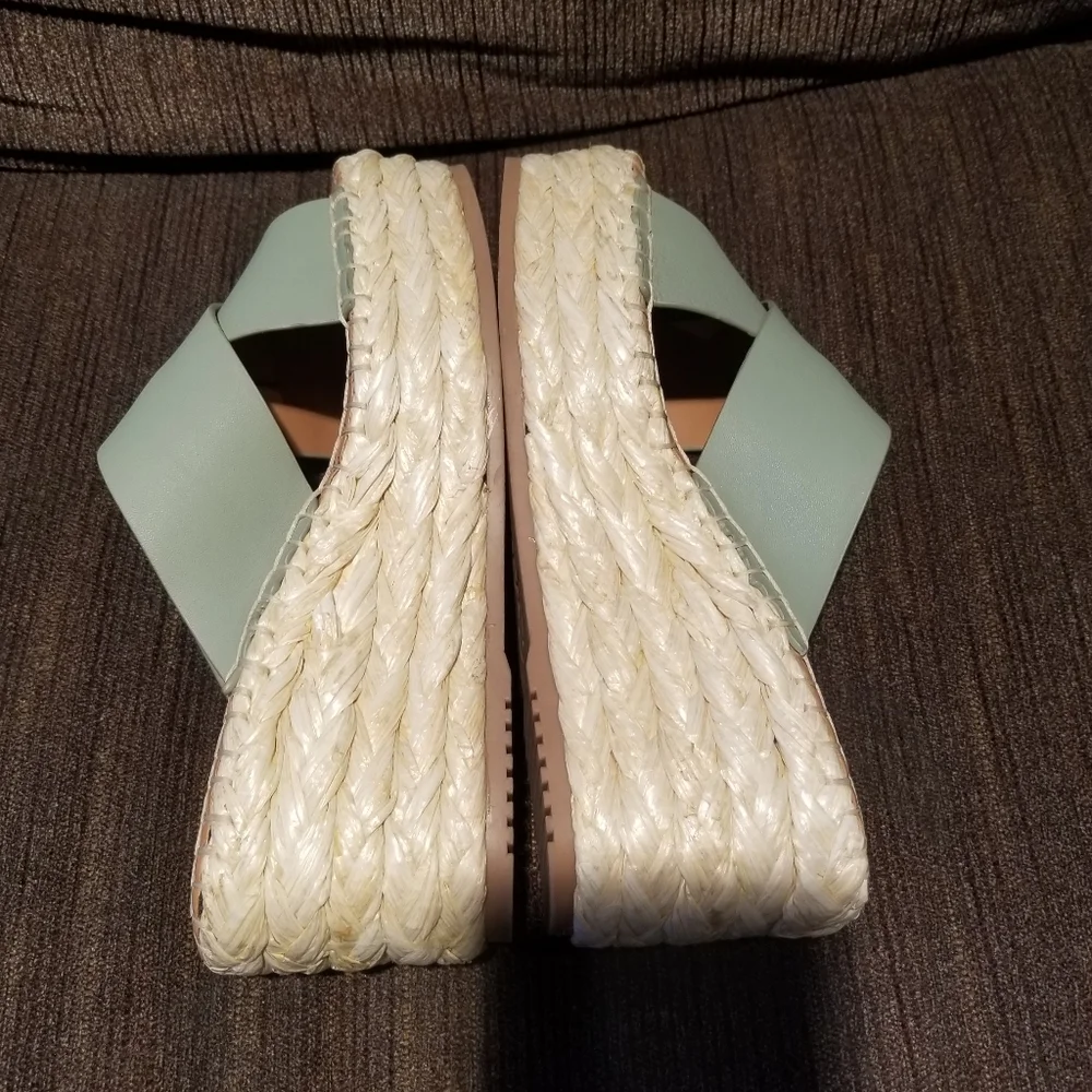 NWOT Splendid Luisa Women's 7.5M. Cross Strap Platforn Sandals Color Aqua Green